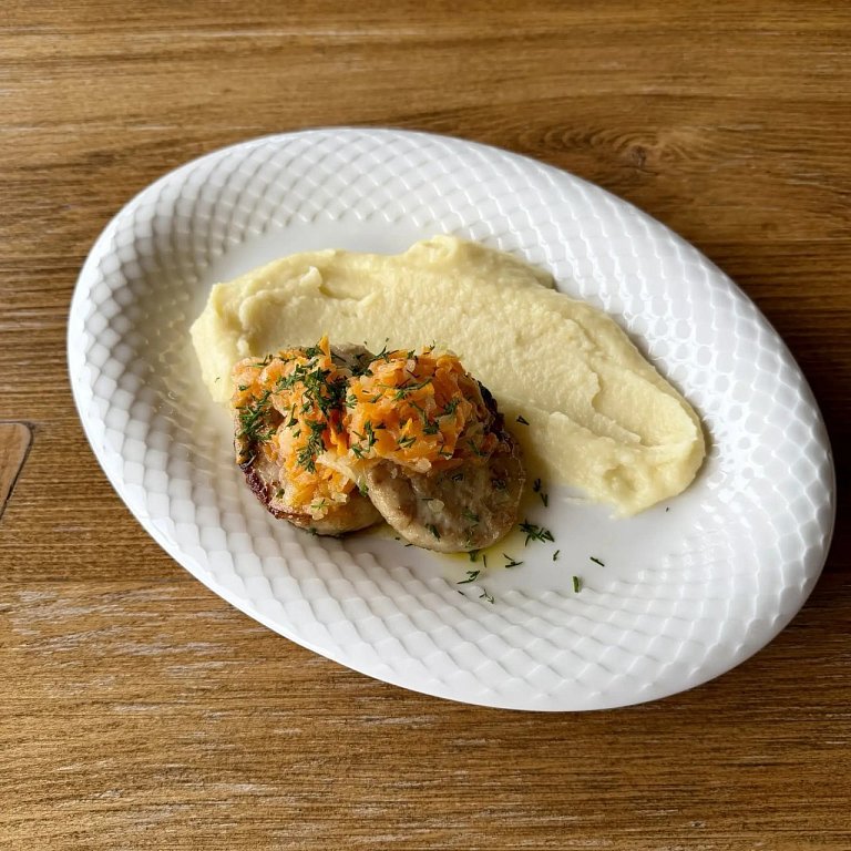 Б Нежные котлеты из сазана с пюре